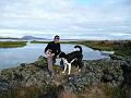 P1040535- Annie et le chien tres joueur de notre guesthouse devant le lac Myvatn